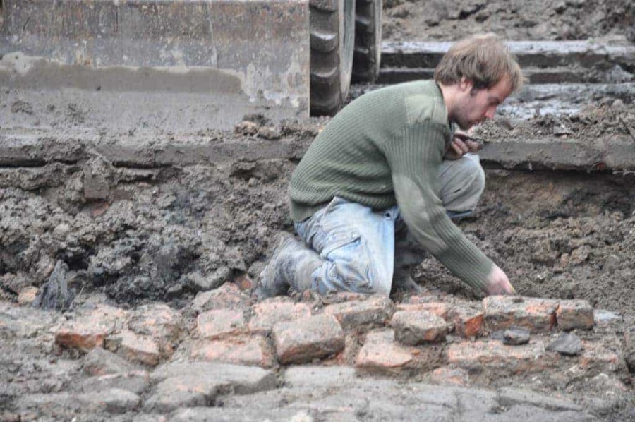 Koert Salomons van Hollandia archeologen tussen de kloostermoppen opgraving Bluebandhuis Gorinchem