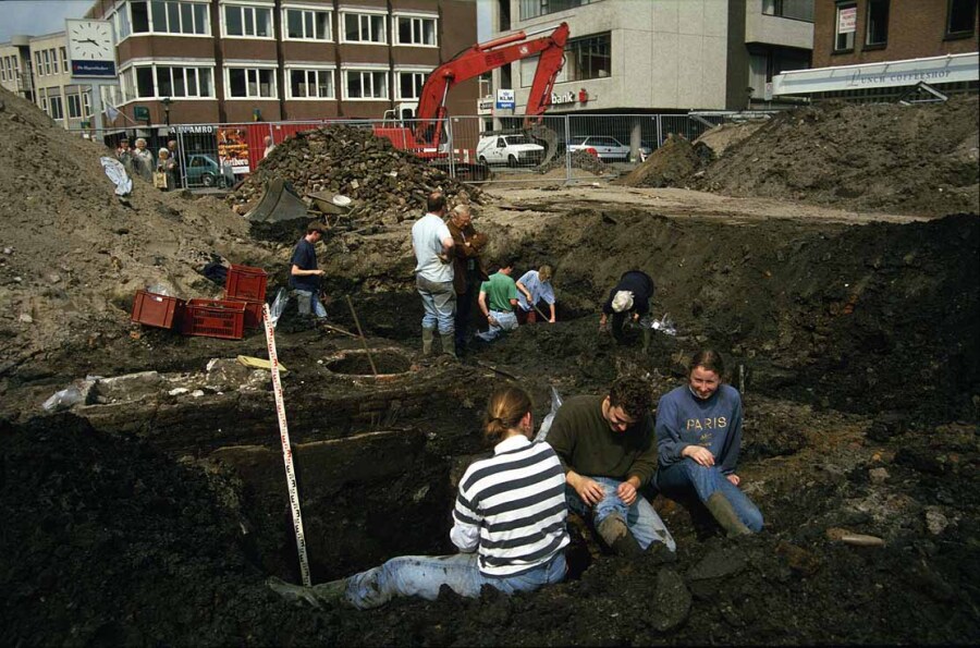 Archeoloog houdt lezing over opgravingen, opgraving Blijenhoek Gorinchem 1996