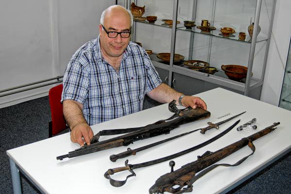 Martin Veen met de wapens uit de Gorcumse haven