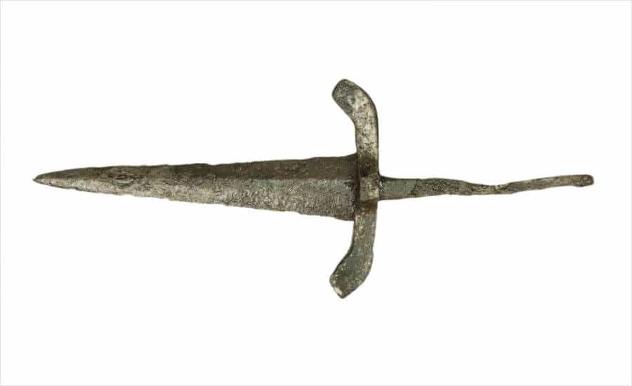 Dolk, ijzer met vertinde pareerstang, 14de eeuw