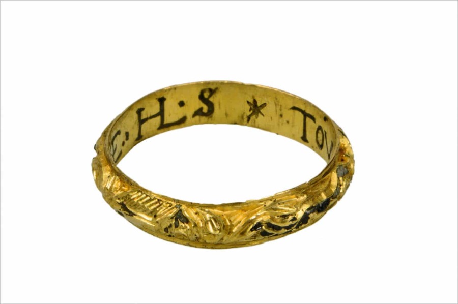 Ring versierd met jachttaferelen, goud oorspronkelijk ingevuld met een blauwe email