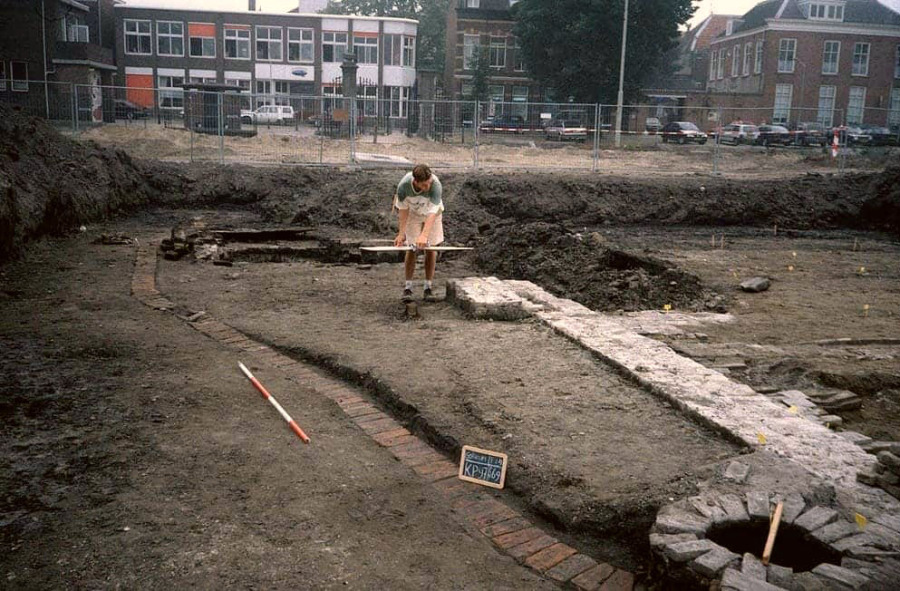 Drainagesysteem in de tuin van huis Paffenrode tijdens de opgraving op op Kazerneplein te Gorinchem in 1997