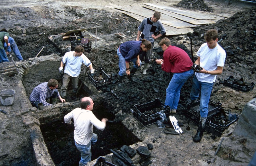 Scholieren en andere vrijwilligers samen aan het werk op de Blijenhoek (1996)
