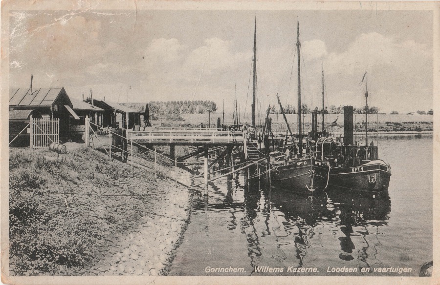 Loodsen en vaartuigen van de torpedisten, gelegerd in de Willemskazerne ca. 1920