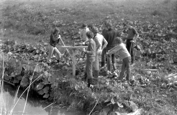 Onderzoek burcht heren van Arkel Wijdschild met de bermsloot van de Dalemsedijk NZ waarin muurresten gevonden zijn, Gorinchem april en nazomer 1972
