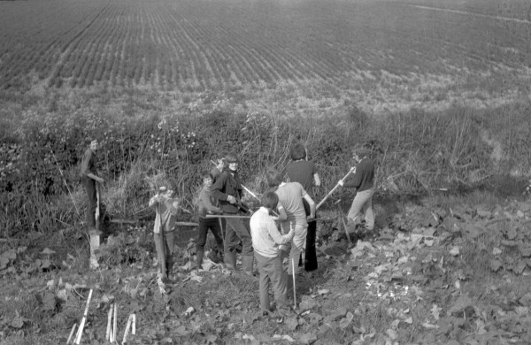 Onderzoek burcht heren van Arkel Wijdschild met de bermsloot van de Dalemsedijk NZ waarin muurresten gevonden zijn, Gorinchem april en nazomer 1972