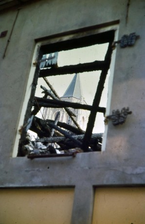 Arien Brandsteeg met uitgebrand doorkijkje op de Grote Toren, Gorinchem rond 1971
