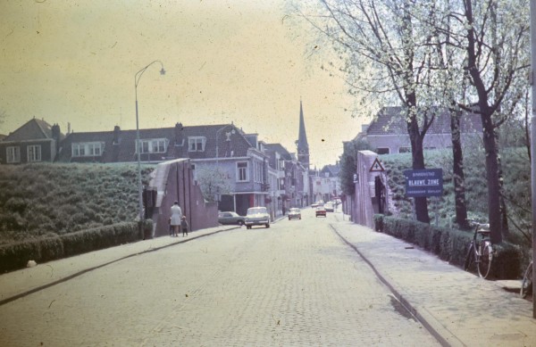 Arkelstraat vanaf Paardenwater, Gorinchem rond 1971