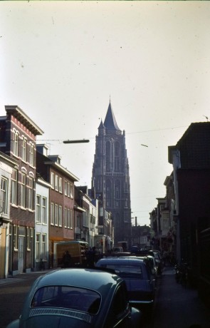 Haarstraat met zicht op de Grote Kerk, Gorinchem rond 1971