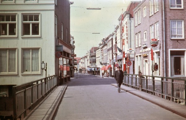 Hoogstraat overzicht vanuit de Visbrug, Gorinchem rond 1971