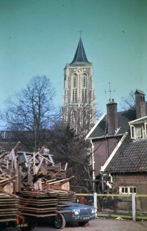 Kazerneplein met Adjudantswoning en karren met marktkramen Gorinchem rond 1971