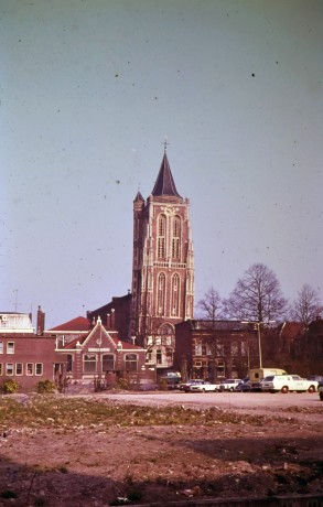 Kazerneplein met zicht op de Grote Toren Gorinchem rond 1971