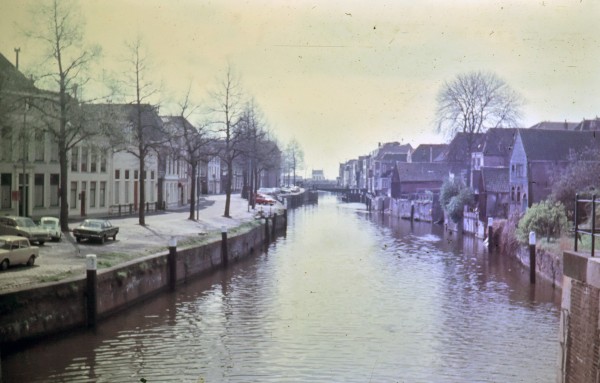 Kortendijk achtergevels Lingehaven vanaf Korenbrug Gorinchem rond 1971