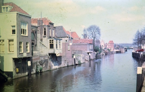 Kortendijk achtergevels Lingehaven vanaf Visbrug Gorinchem rond 1971