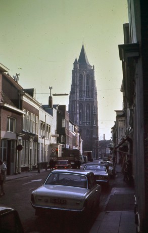Kruisstraat met gezicht op Grote Toren Gorinchem rond 1971