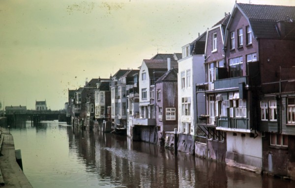 Langendijk overzicht achtergevels Lingehaven vanaf Visbrug Gorinchem rond 1971