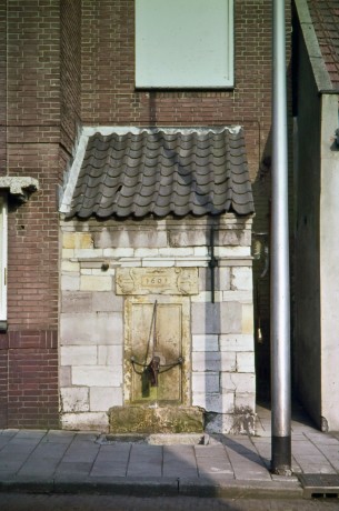 Pompstraat tussen 1 en 3 stadspomp, gevelsteen 1607, Gorinchem rond 1971