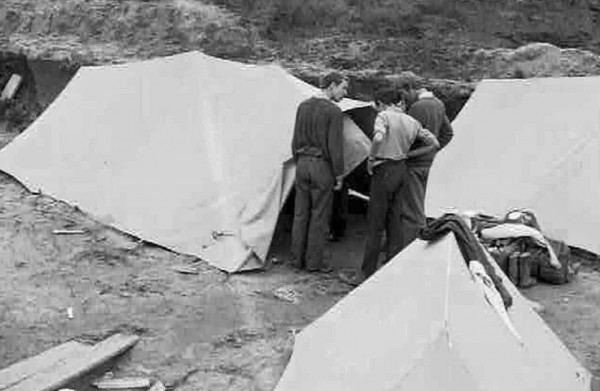 Landelijk opgravingskamp binnen de ringwal van Oost-Souburg in 1971
