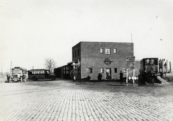 Gezicht op de garage van de A.T.O. (Algemene Transport Onderneming) 